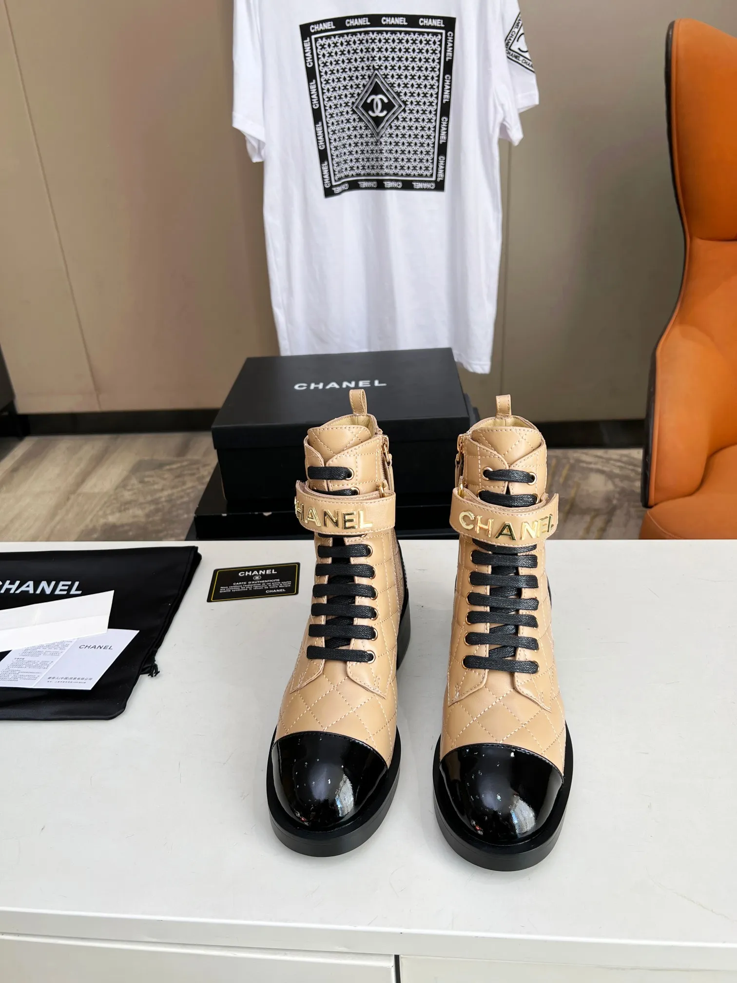 👟👟Ex-factory price 660👟👟 🔥 🔥 🔥 The official website is synchronized with "CHANEL" Chanel's latest 2025 Martin boots series! ▫️The top catwalk series✔The main season of autumn and winter, the rhythm of super popular styles! A must-have item for travel! It looks good in any combination💕 ▫️A beautiful shoe worth putting in your closet👉It’s super beautiful💃🏻▫️ Fabric: Original one-to-one mixed-breed cow🐮 leather Lining: Sheepskin lining Size: 35-40 (41 is custom-made and cannot be returned or exchanged)